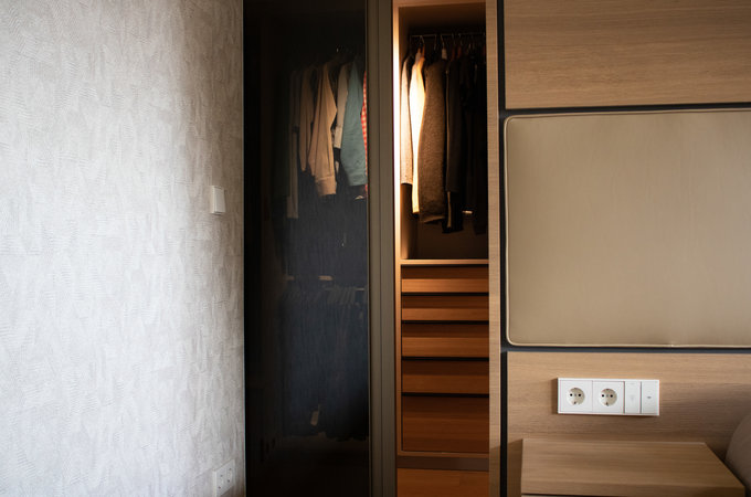 Begehbarer Kleiderschrank Schiebetür geöffnet 