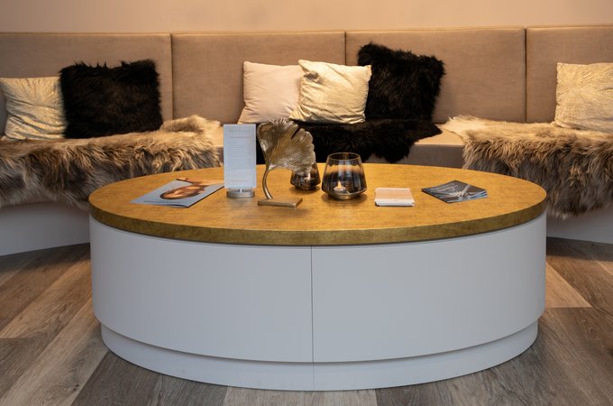 Gepolsterte Sitzecke mit Tisch