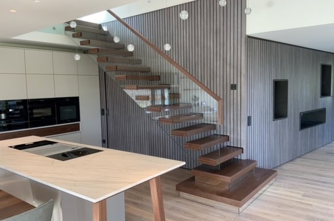 Küche Blick auf Treppe und Wandverkleidung 