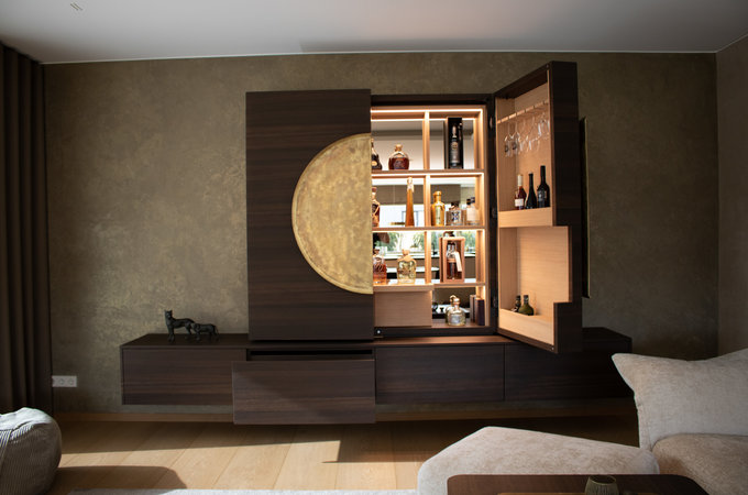 Barschrank eine Tür geöffnet 