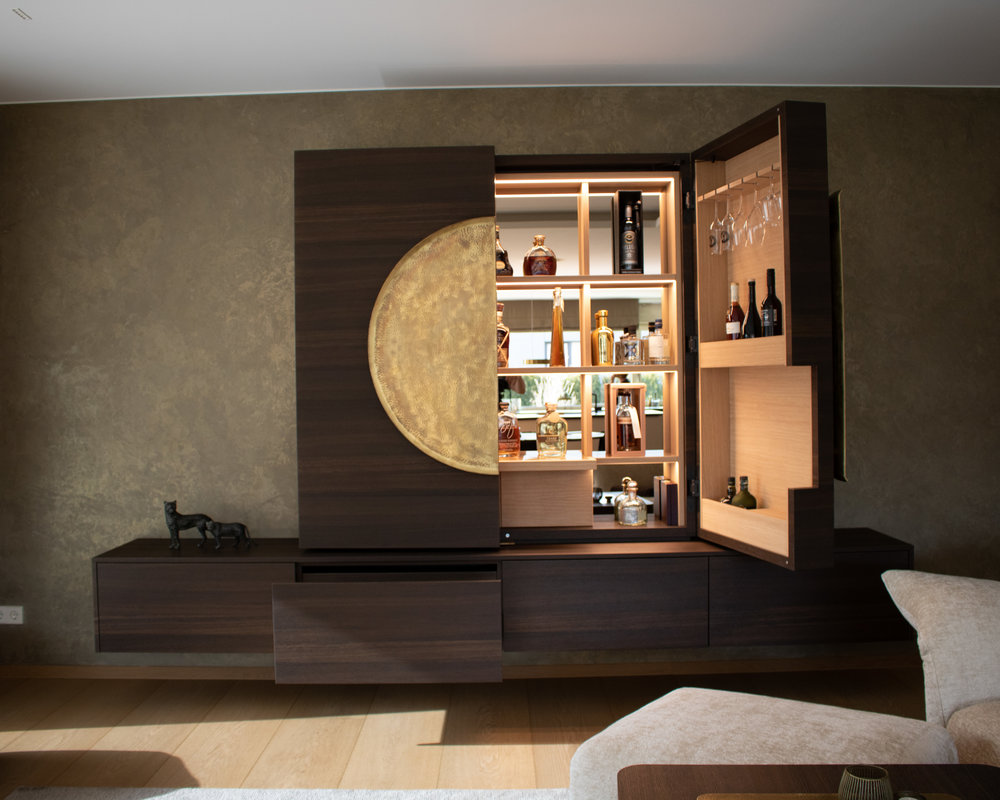 Barschrank eine Tür geöffnet 