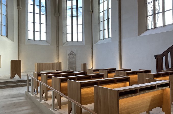 Seitliche Ansicht von den Sitzbänken