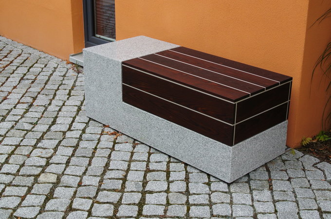 Steinbank mit Holz
