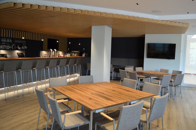 Bar mit Decken- und Wandverkleidung