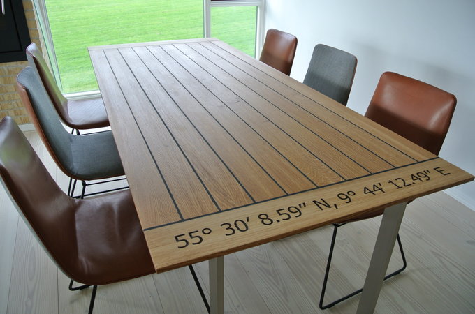 Esstisch mit Gravur