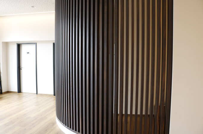 Gerundete Wandverkleidung in Nussbaum
