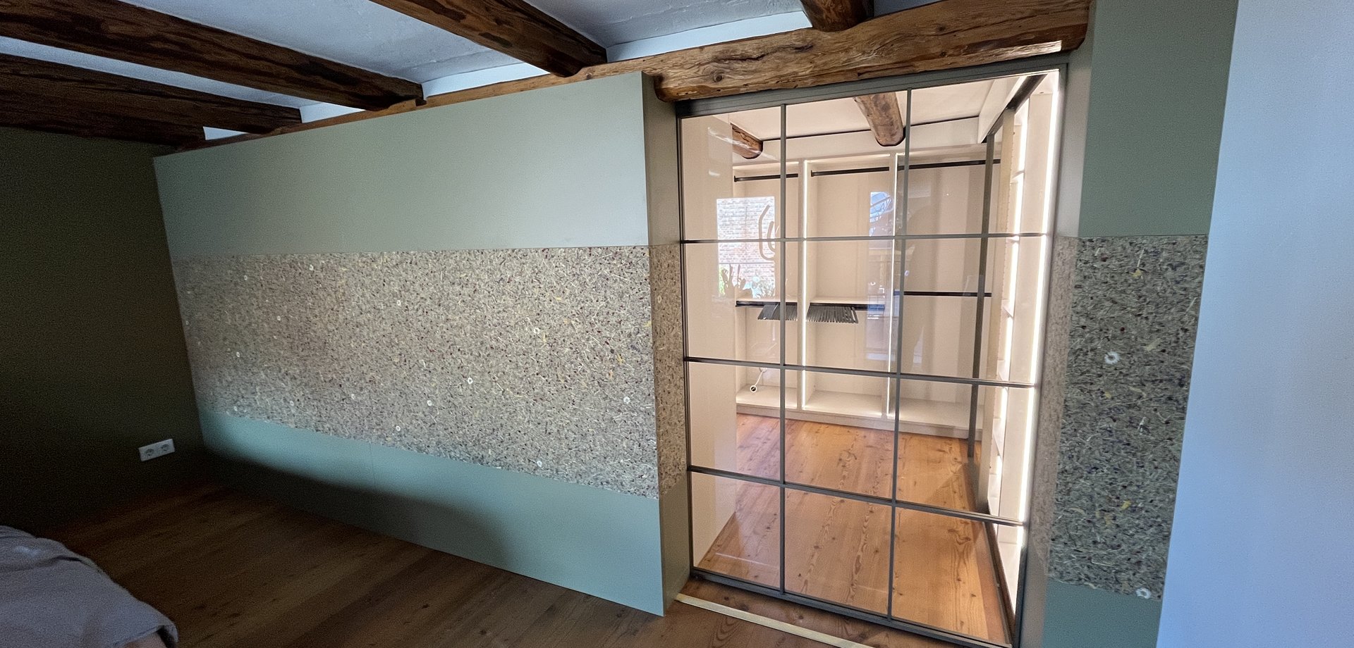 Begehbarer Kleiderschrank mit Organoid Wandverkleidung 