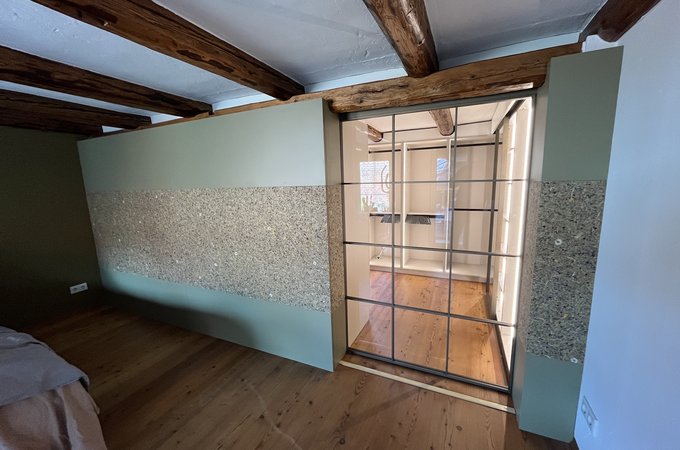 Begehbarer Kleiderschrank mit Organoid Wandverkleidung 