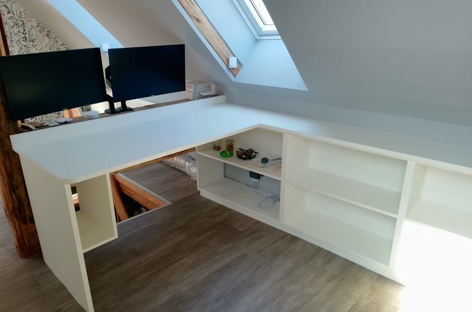 Schreibtisch in Dachschräge