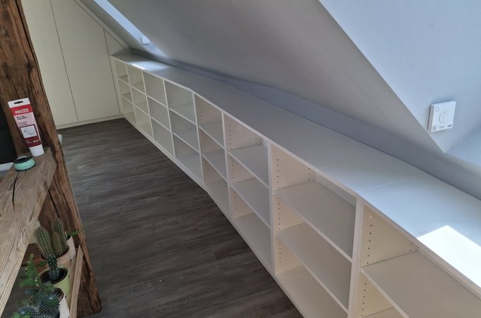 Regale in Dachschräge