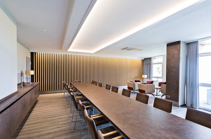 Clubzimmer mit Tisch und Wandverkleidung