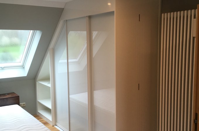 Kleiderschrank an Dachschräge angepasst