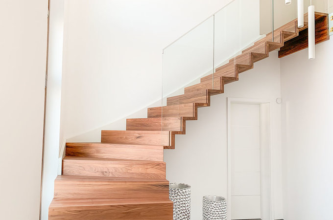 Treppe in Nussbaum