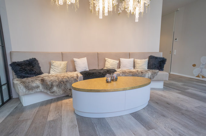 Gepolsterte Sitzecke mit Tisch