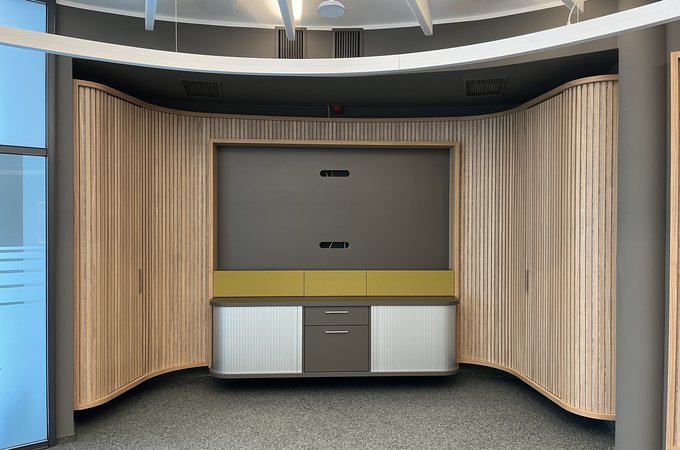 Wandverkleidung mit Bildschirm und Sideboard