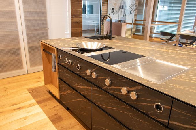 Showküche Küchinsel mit Geräten