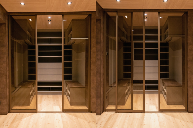 Begehbarer Kleiderschrank Gesamtansicht und Schiebetür