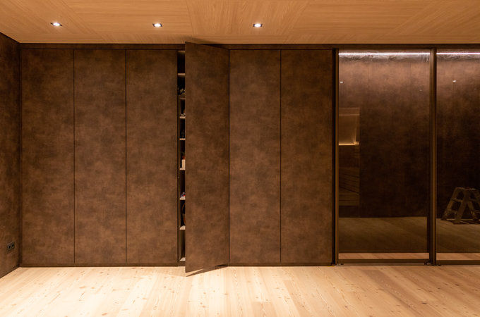 Einbauschrank mit geöffneter Tür