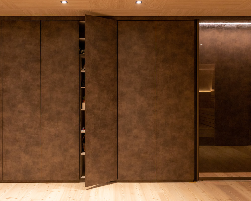 Einbauschrank mit geöffneter Tür