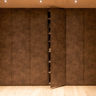 Einbauschrank mit geöffneter Tür