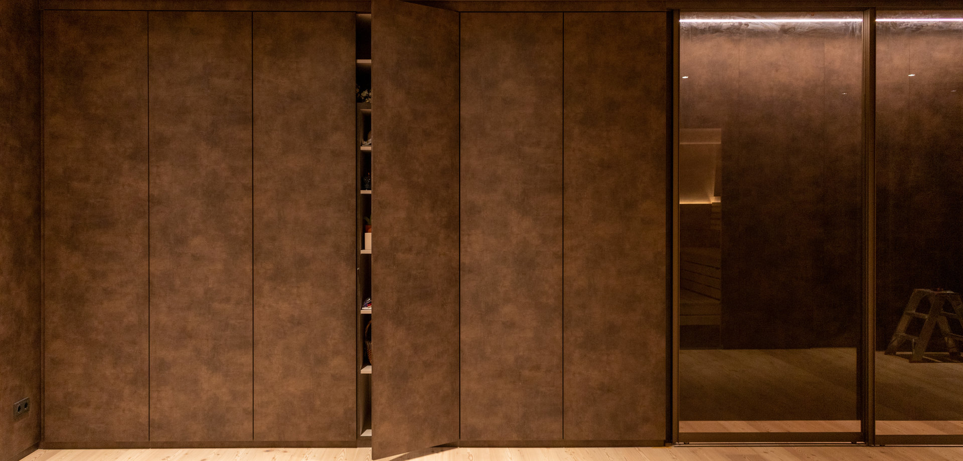 Einbauschrank mit geöffneter Tür