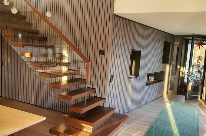 Wandverkleidung mit Treppe 