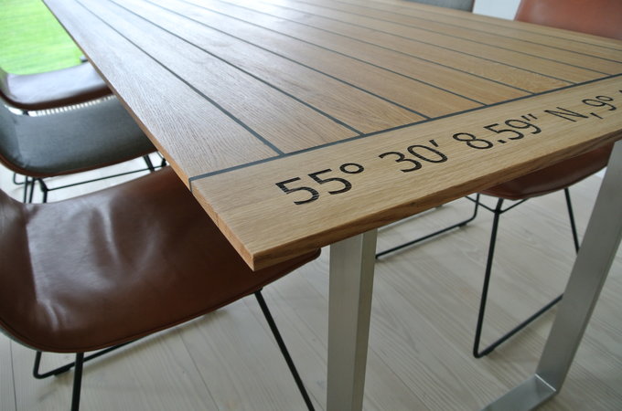 Esstisch mit Gravur