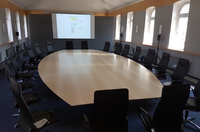 Großer Konferenztisch 