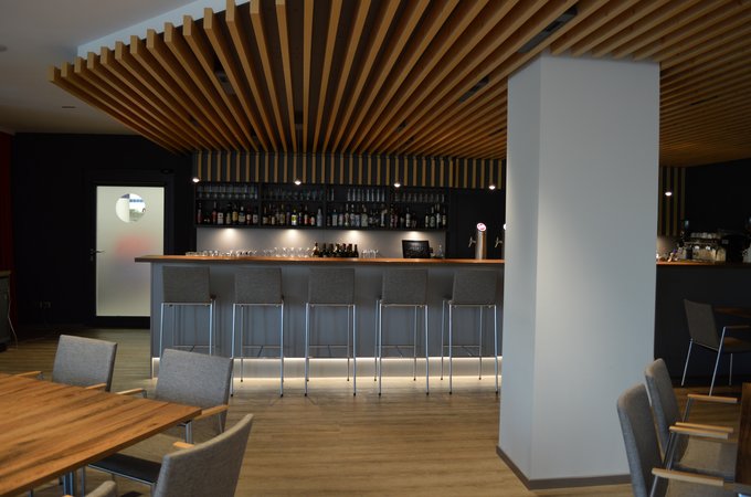Bar mit Decken- und Wandverkleidung