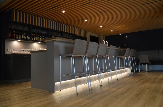 Bar Hotel mit Stühlen