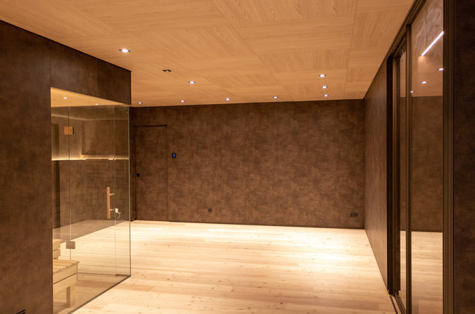 Wandverkleidung mit Einbauschrank