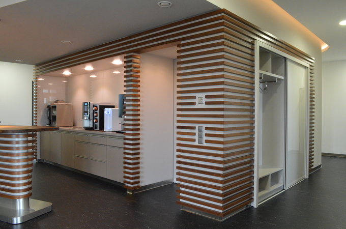 Teeküche mit Garderobe und Wandverkleidung