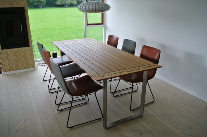 Esstisch mit Gravur