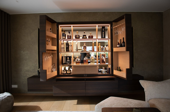 Barschrank geöffnet 