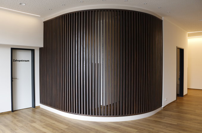Wandverkleidung / Raumtrenner mit Rundung