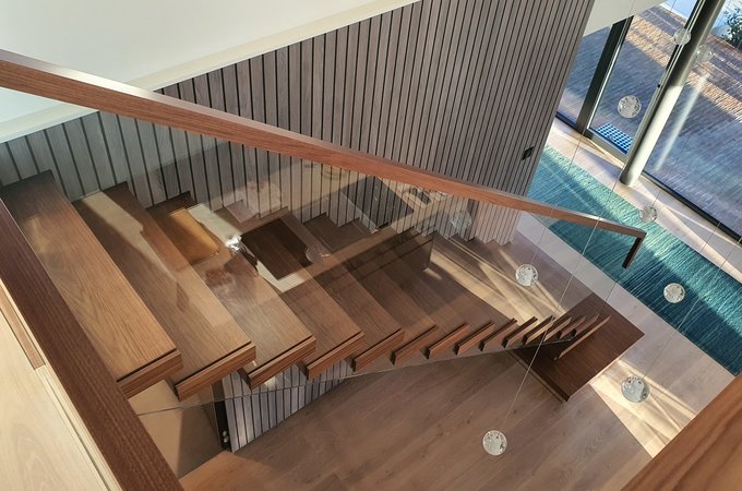 Treppe in Nussbaum