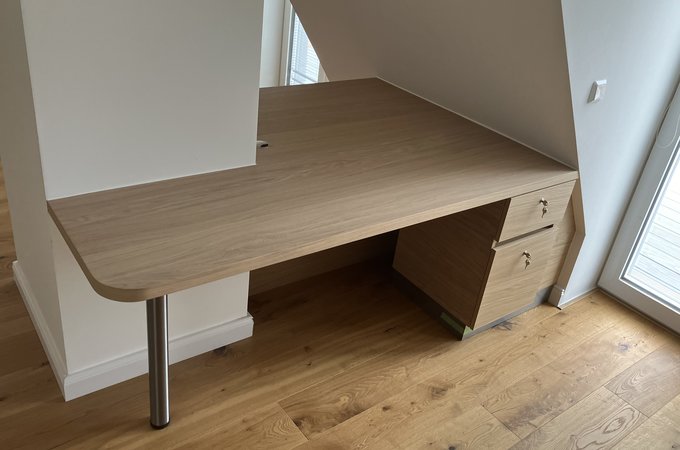 Schreibtisch in Schräge eingearbeitet
