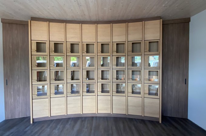 Gebogener Urnenschrank