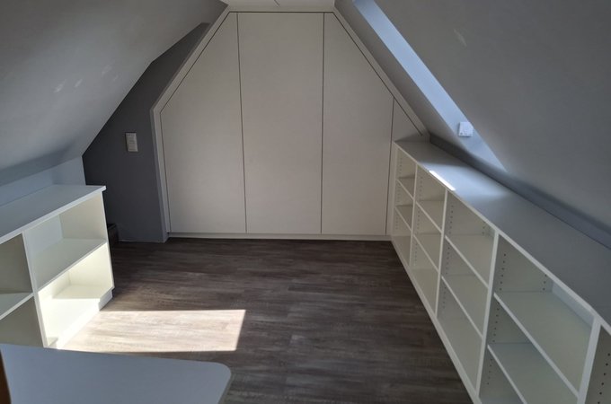 Schrank und Regale in Dachschräge 